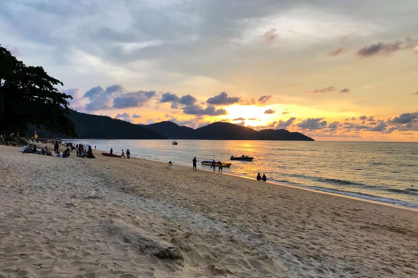 https://mdw-travel-data-us-east-1.s3.amazonaws.com/img/country/Malaysia/Batu-Ferringhi-Beach/img_01.jpg