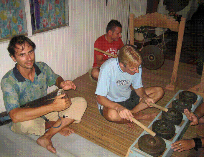 https://mdw-travel-data-us-east-1.s3.amazonaws.com/img/country/Malaysia/Bawang-Assan-Iban-Longhouse/img_02.jpg