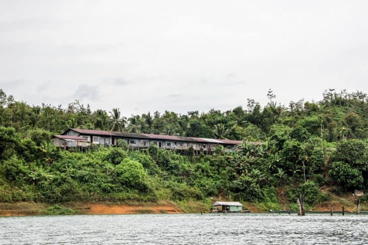 https://mdw-travel-data-us-east-1.s3.amazonaws.com/img/country/Malaysia/Bawang-Assan-Iban-Longhouse/img_03.jpg