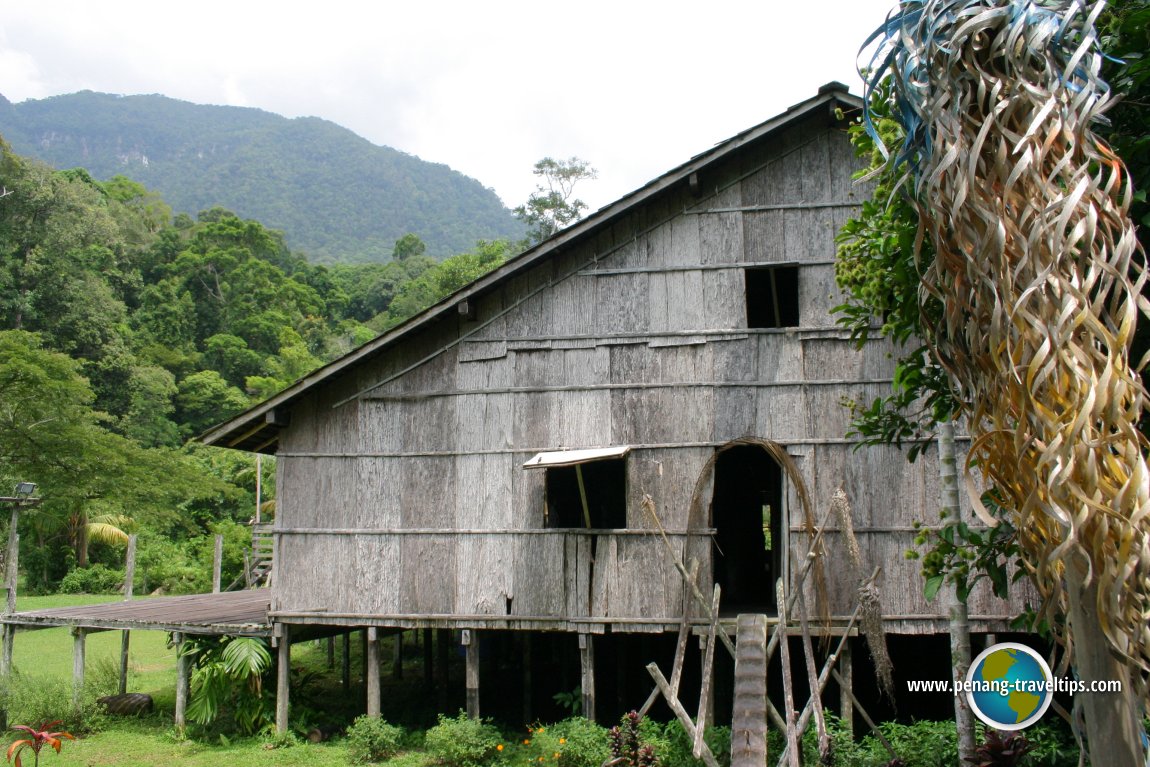 https://mdw-travel-data-us-east-1.s3.amazonaws.com/img/country/Malaysia/Bawang-Assan-Iban-Longhouse/img_04.jpg
