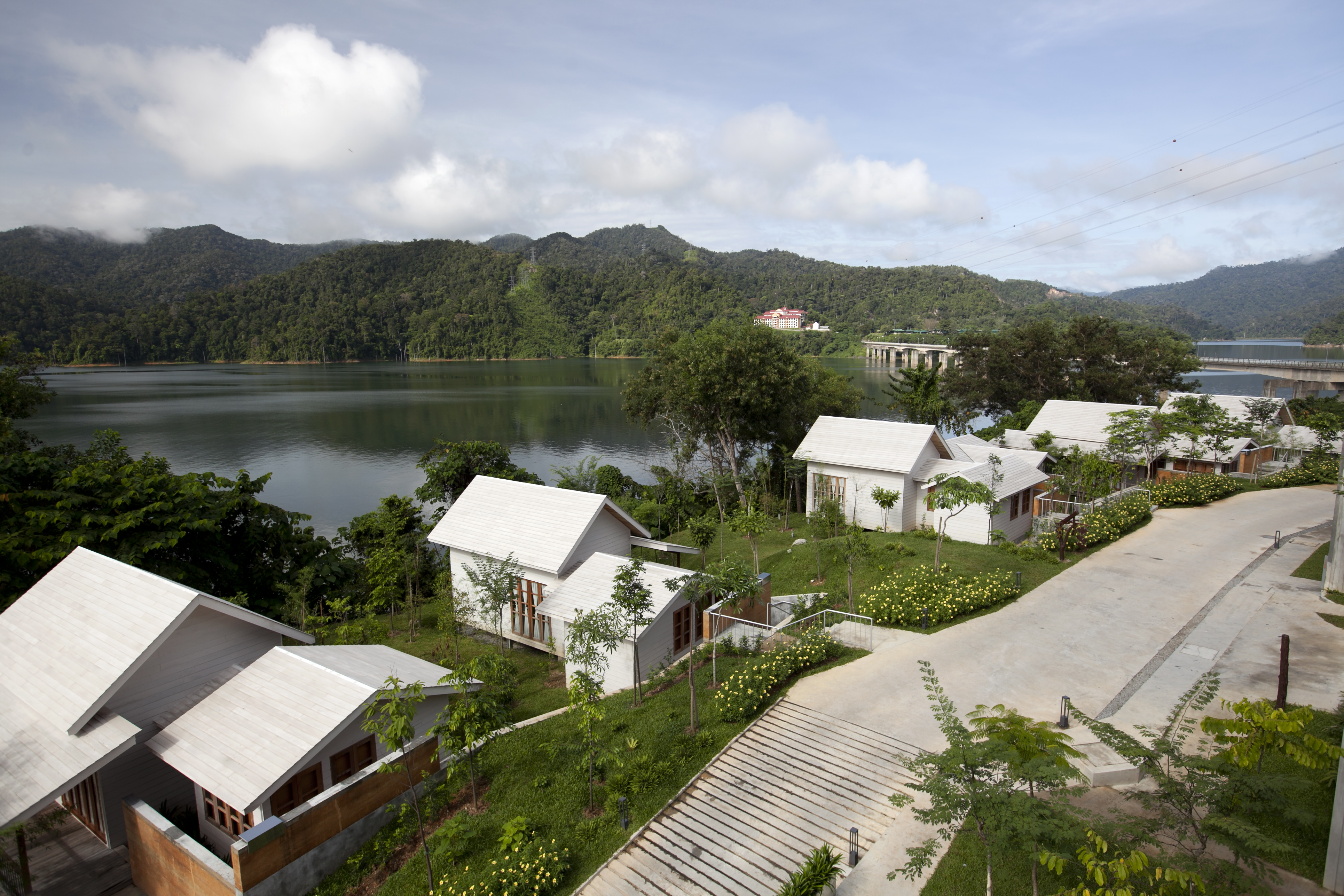 https://mdw-travel-data-us-east-1.s3.amazonaws.com/img/country/Malaysia/Belum-Rainforest-Resort/img_02.jpg