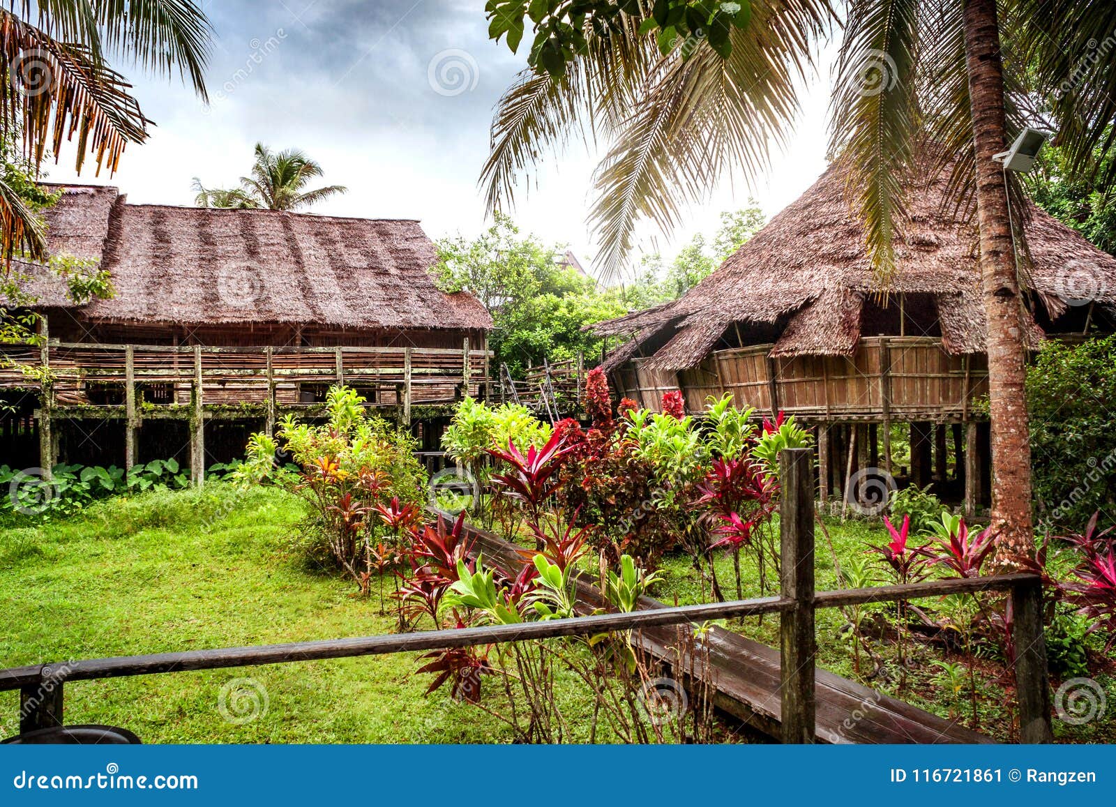 https://mdw-travel-data-us-east-1.s3.amazonaws.com/img/country/Malaysia/Bidayuh-Longhouses/img_01.jpg