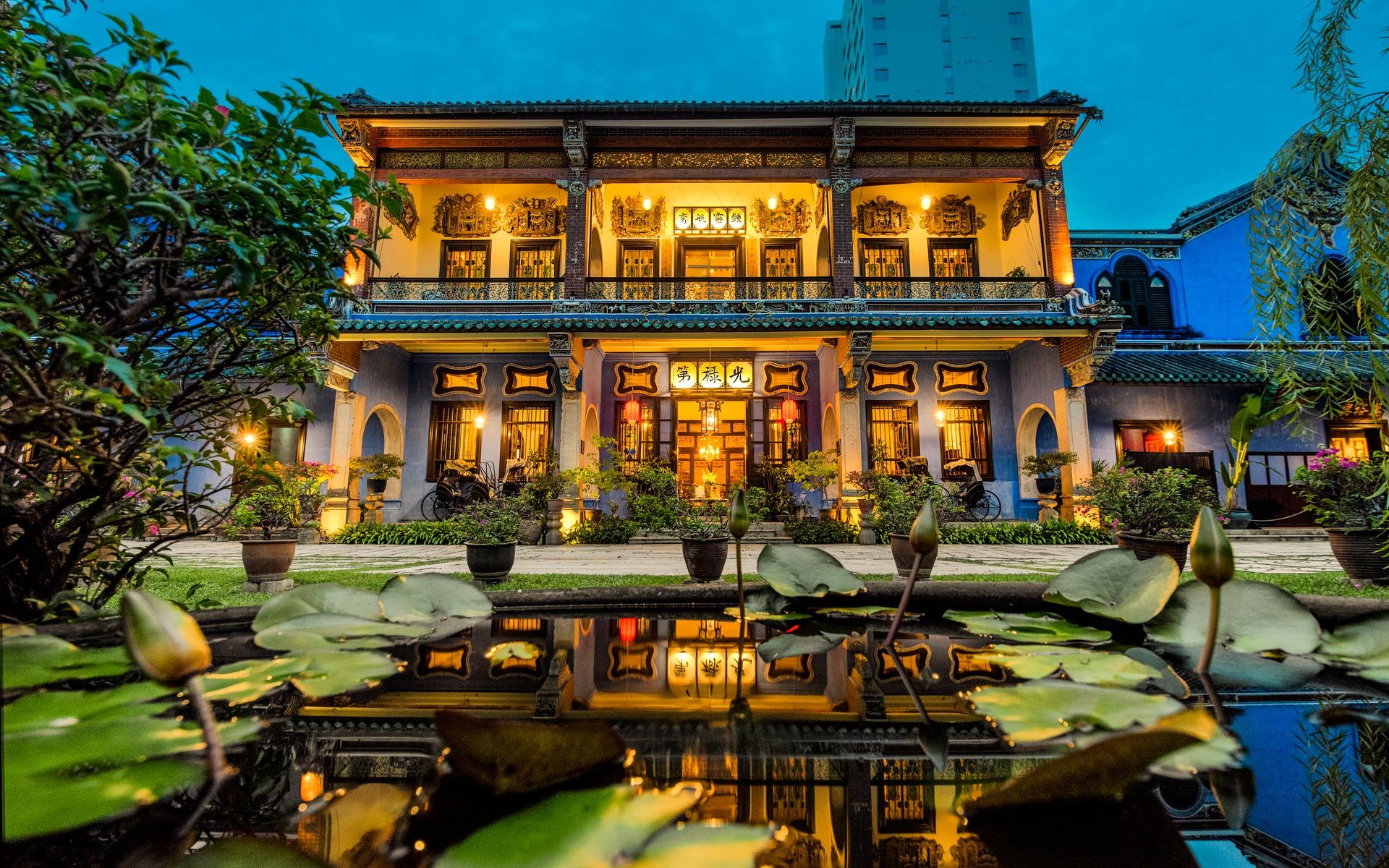 https://mdw-travel-data-us-east-1.s3.amazonaws.com/img/country/Malaysia/Cheong-Fatt-Tze-Mansion/img_00.jpg