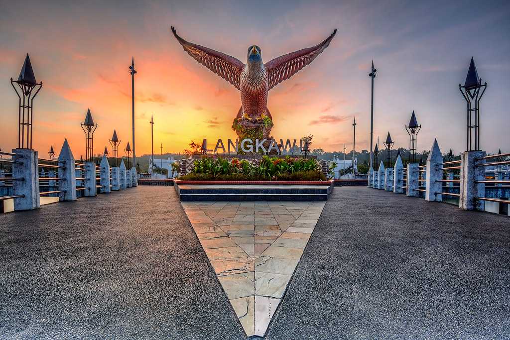 https://mdw-travel-data-us-east-1.s3.amazonaws.com/img/country/Malaysia/Dataran-Lang/img_00.jpg