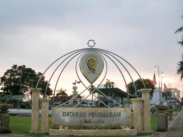 https://mdw-travel-data-us-east-1.s3.amazonaws.com/img/country/Malaysia/Dataran-Penggaram-Batu-Pahat/img_02.jpg