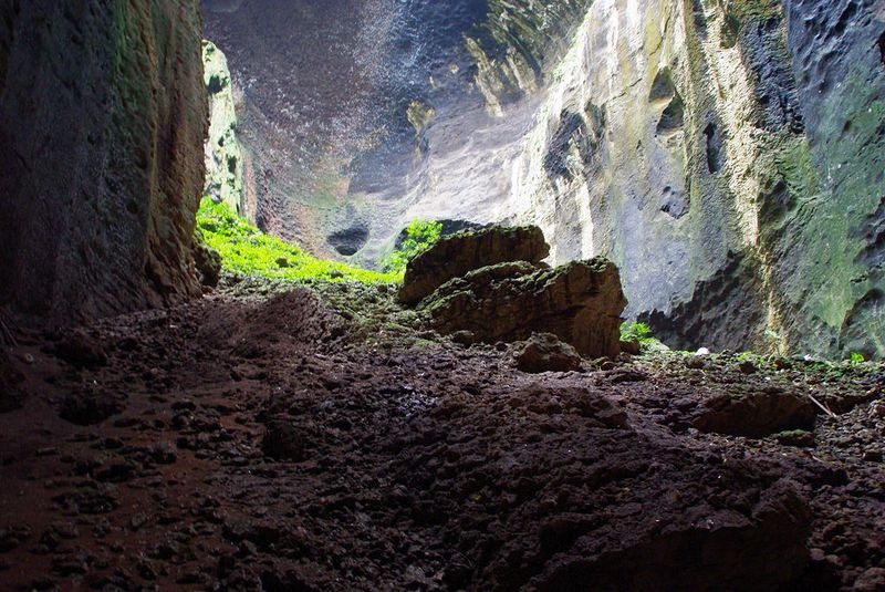 https://mdw-travel-data-us-east-1.s3.amazonaws.com/img/country/Malaysia/Gomantong-Caves/img_00.jpg