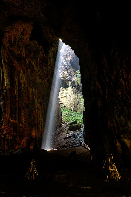 https://mdw-travel-data-us-east-1.s3.amazonaws.com/img/country/Malaysia/Gomantong-Caves/img_01.jpg