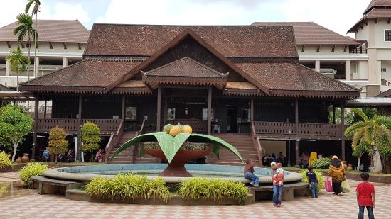 https://mdw-travel-data-us-east-1.s3.amazonaws.com/img/country/Malaysia/Handicraft-Village-and-Craft-Museum/img_03.jpg