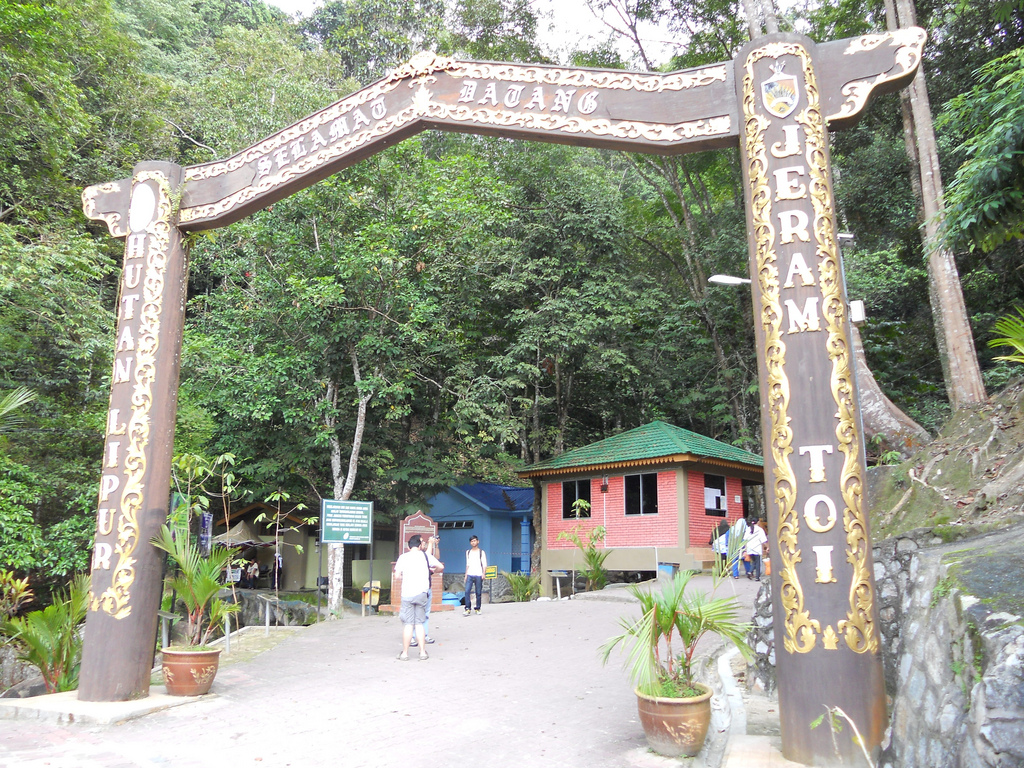 https://mdw-travel-data-us-east-1.s3.amazonaws.com/img/country/Malaysia/Jeram-Toi/img_02.jpg