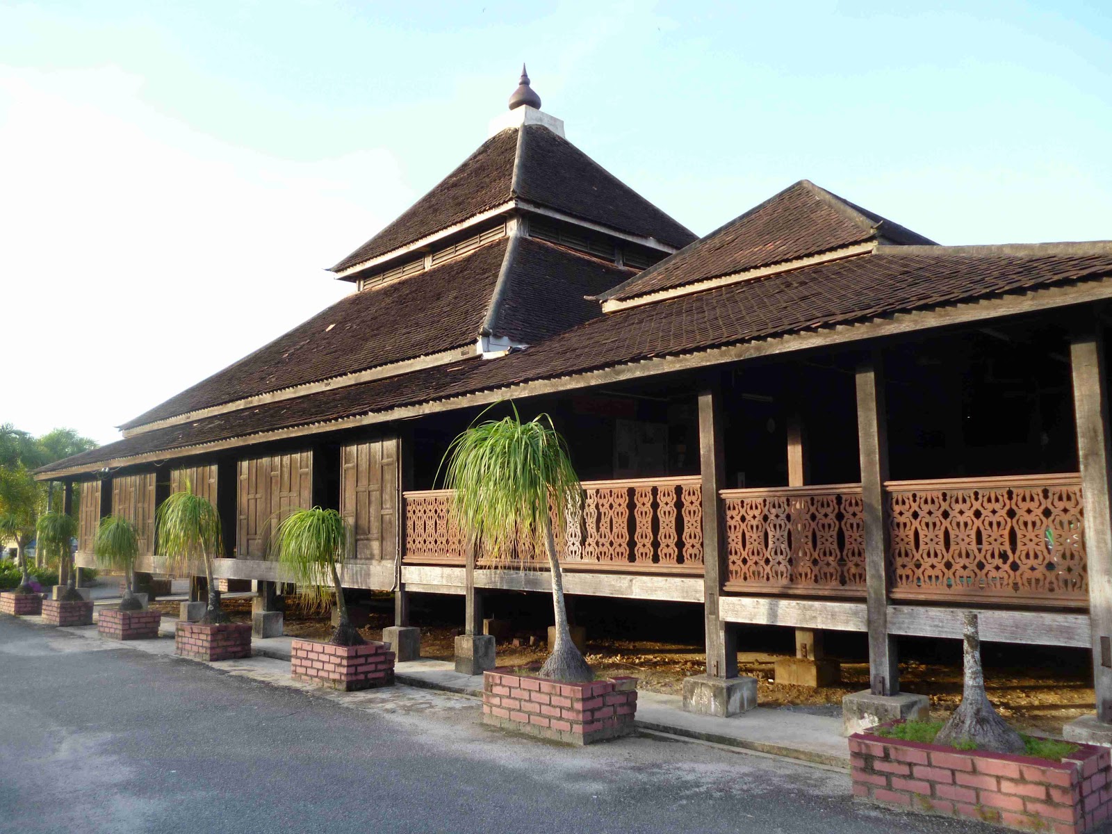 https://mdw-travel-data-us-east-1.s3.amazonaws.com/img/country/Malaysia/Kampung-Laut-Mosque/img_03.jpg