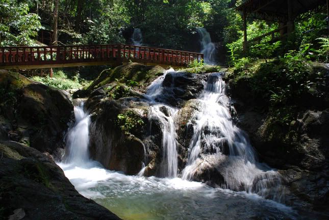https://mdw-travel-data-us-east-1.s3.amazonaws.com/img/country/Malaysia/Kanching-Rainforest-Waterfall/img_03.jpg