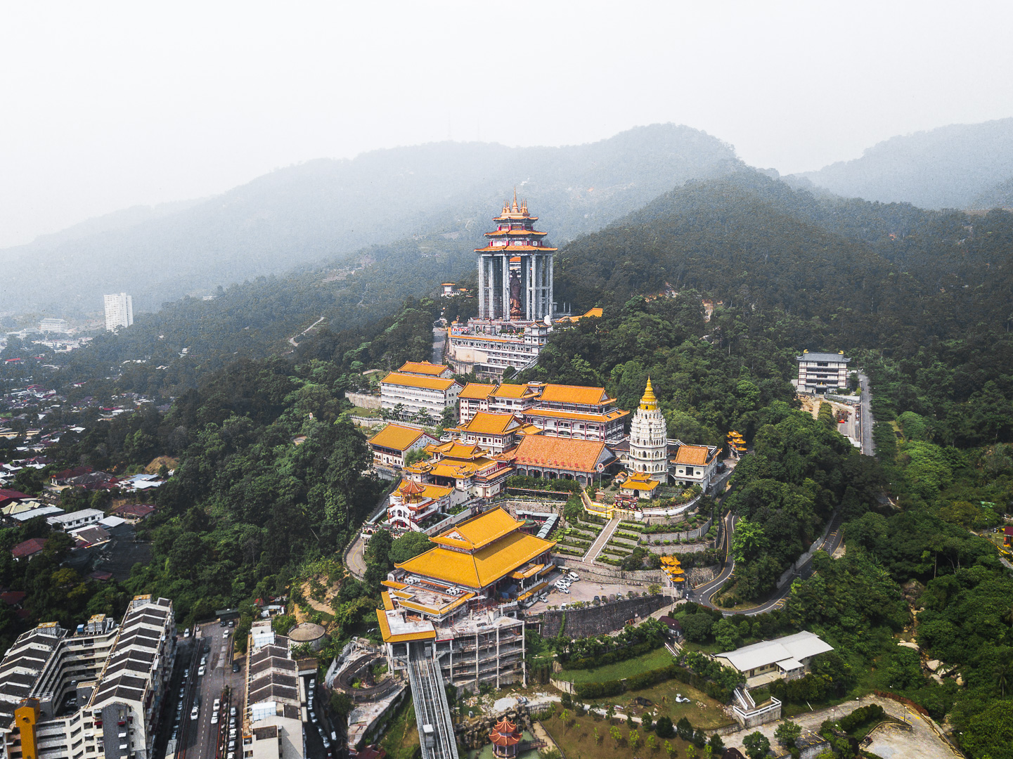 https://mdw-travel-data-us-east-1.s3.amazonaws.com/img/country/Malaysia/Kek-Lok-Si-Temple/img_00.jpg