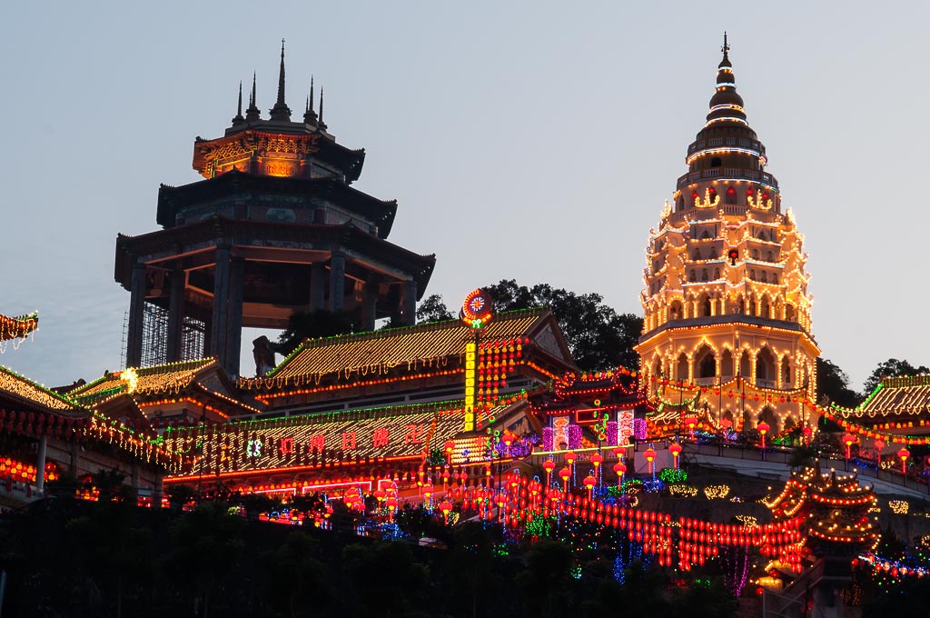 https://mdw-travel-data-us-east-1.s3.amazonaws.com/img/country/Malaysia/Kek-Lok-Si-Temple/img_02.jpg