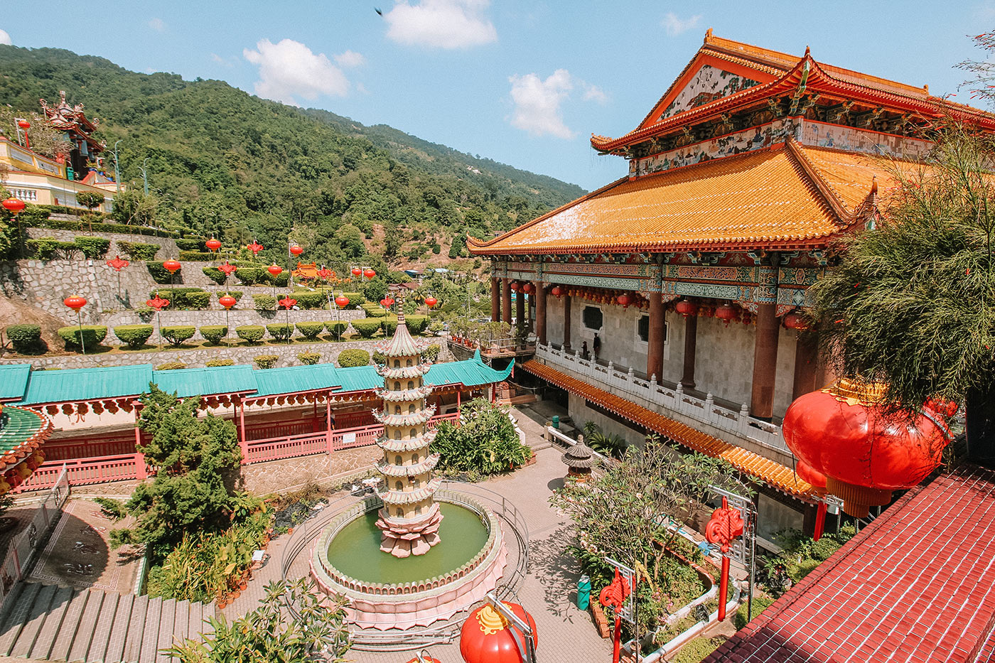 https://mdw-travel-data-us-east-1.s3.amazonaws.com/img/country/Malaysia/Kek-Lok-Si-Temple/img_03.jpg