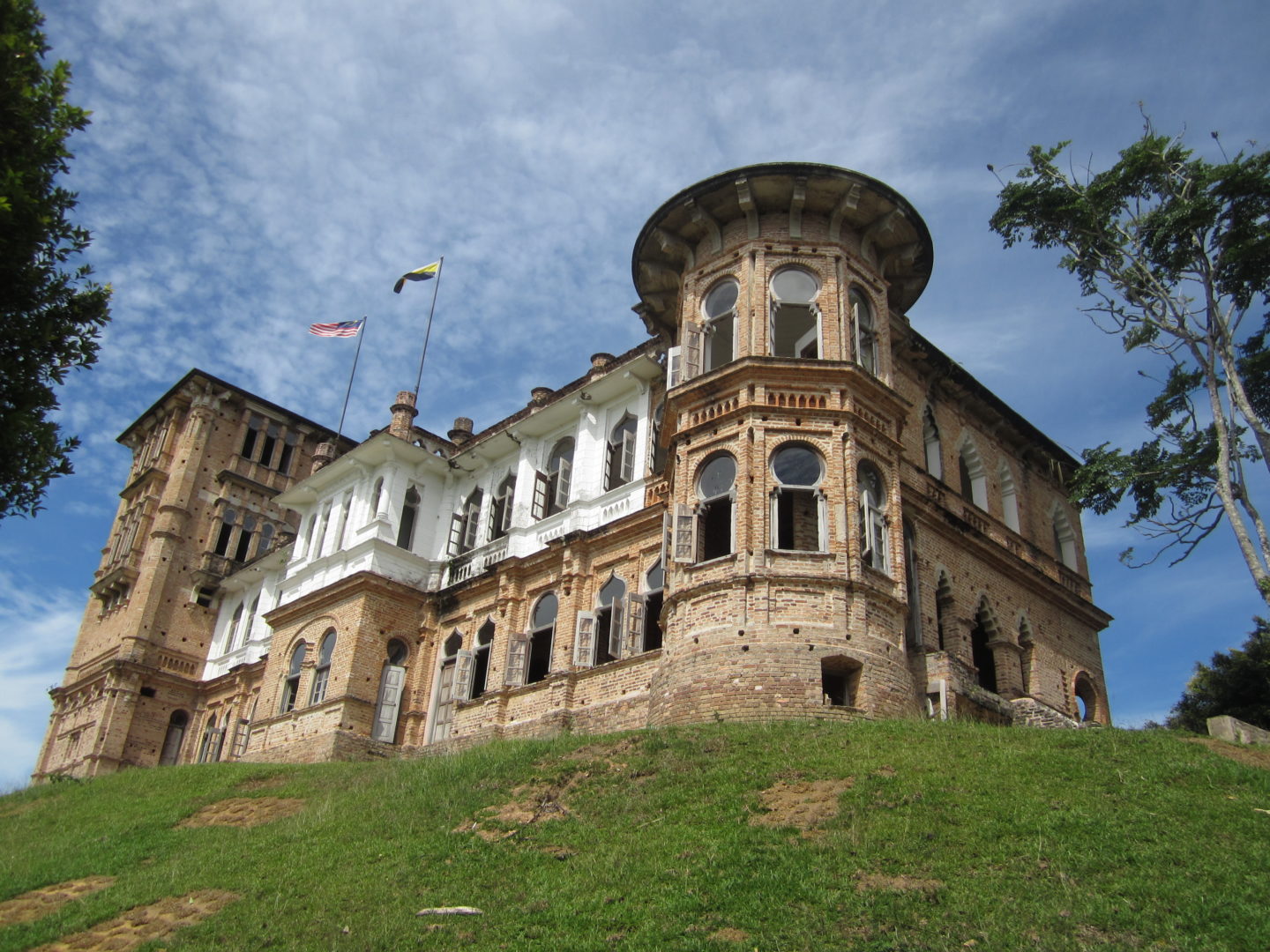https://mdw-travel-data-us-east-1.s3.amazonaws.com/img/country/Malaysia/Kellies-Castle/img_00.jpg