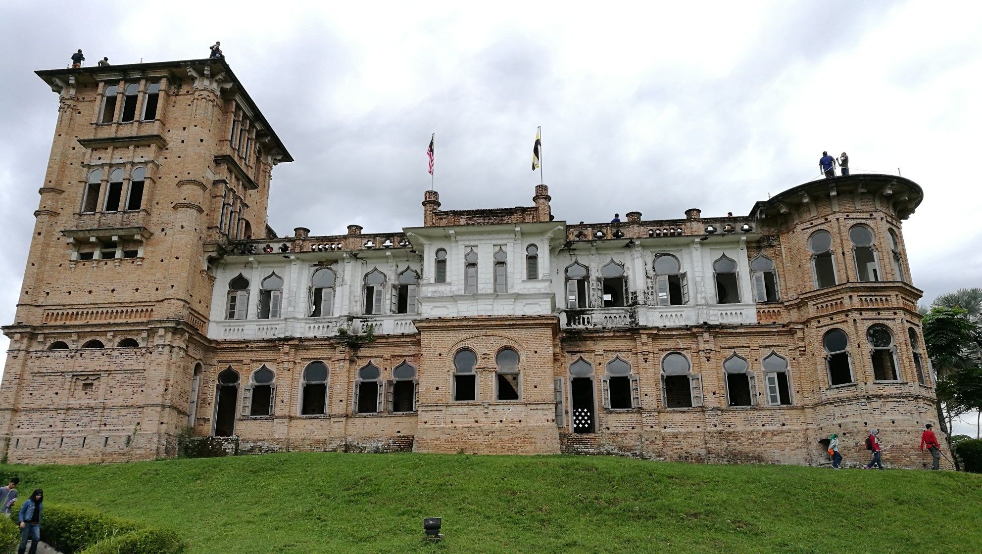 https://mdw-travel-data-us-east-1.s3.amazonaws.com/img/country/Malaysia/Kellies-Castle/img_03.jpg