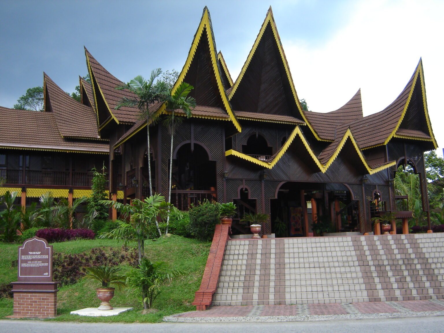 https://mdw-travel-data-us-east-1.s3.amazonaws.com/img/country/Malaysia/Kompleks-Negeri/img_02.jpg