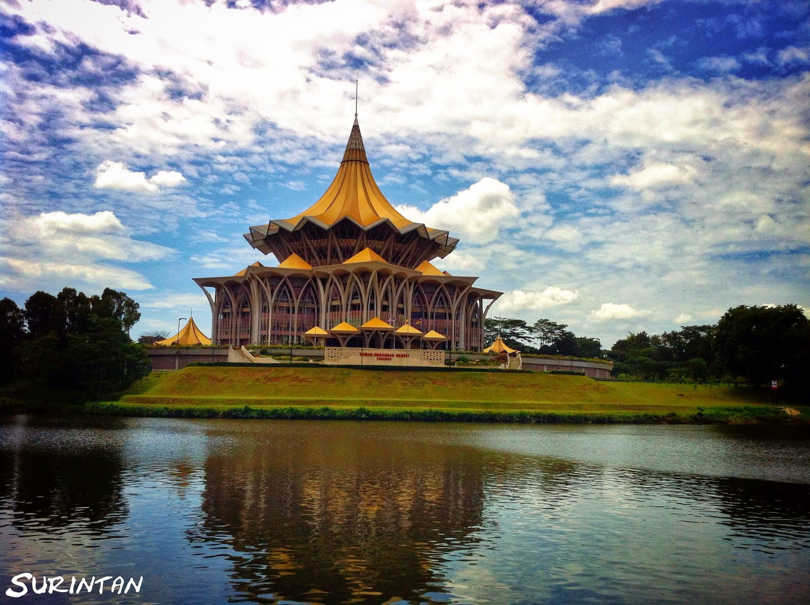https://mdw-travel-data-us-east-1.s3.amazonaws.com/img/country/Malaysia/Kuching-North-City-Hall/img_02.jpg