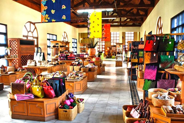 https://mdw-travel-data-us-east-1.s3.amazonaws.com/img/country/Malaysia/Langkawi-Craft-Complex/img_02.jpg