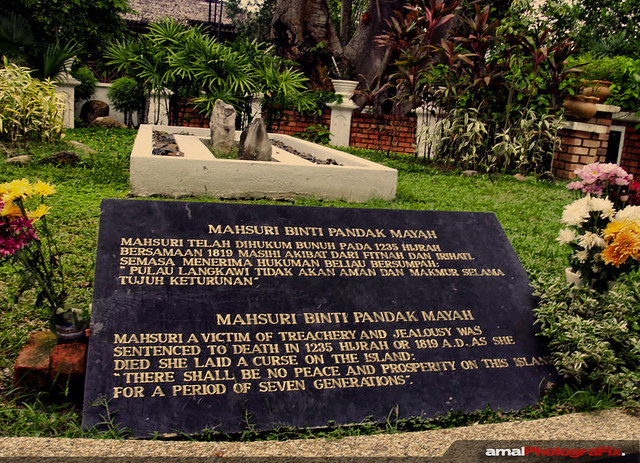 https://mdw-travel-data-us-east-1.s3.amazonaws.com/img/country/Malaysia/Mahsuris-Tomb/img_01.jpg