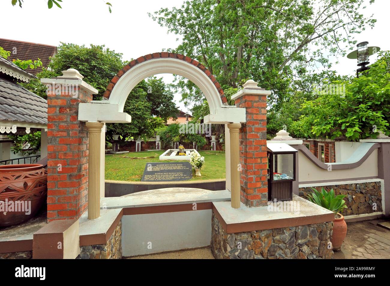 https://mdw-travel-data-us-east-1.s3.amazonaws.com/img/country/Malaysia/Mahsuris-Tomb/img_02.jpg