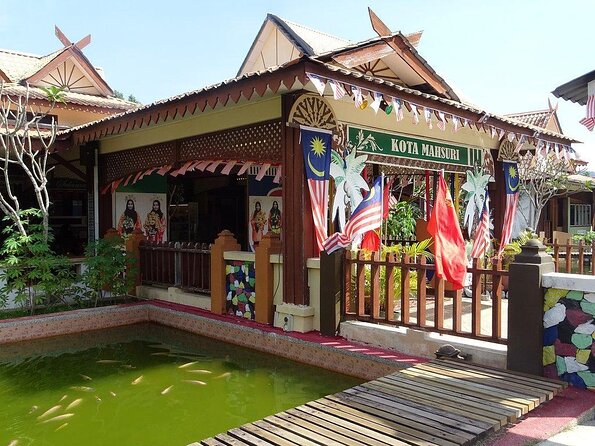 https://mdw-travel-data-us-east-1.s3.amazonaws.com/img/country/Malaysia/Makam-Mahsuri/img_01.jpg