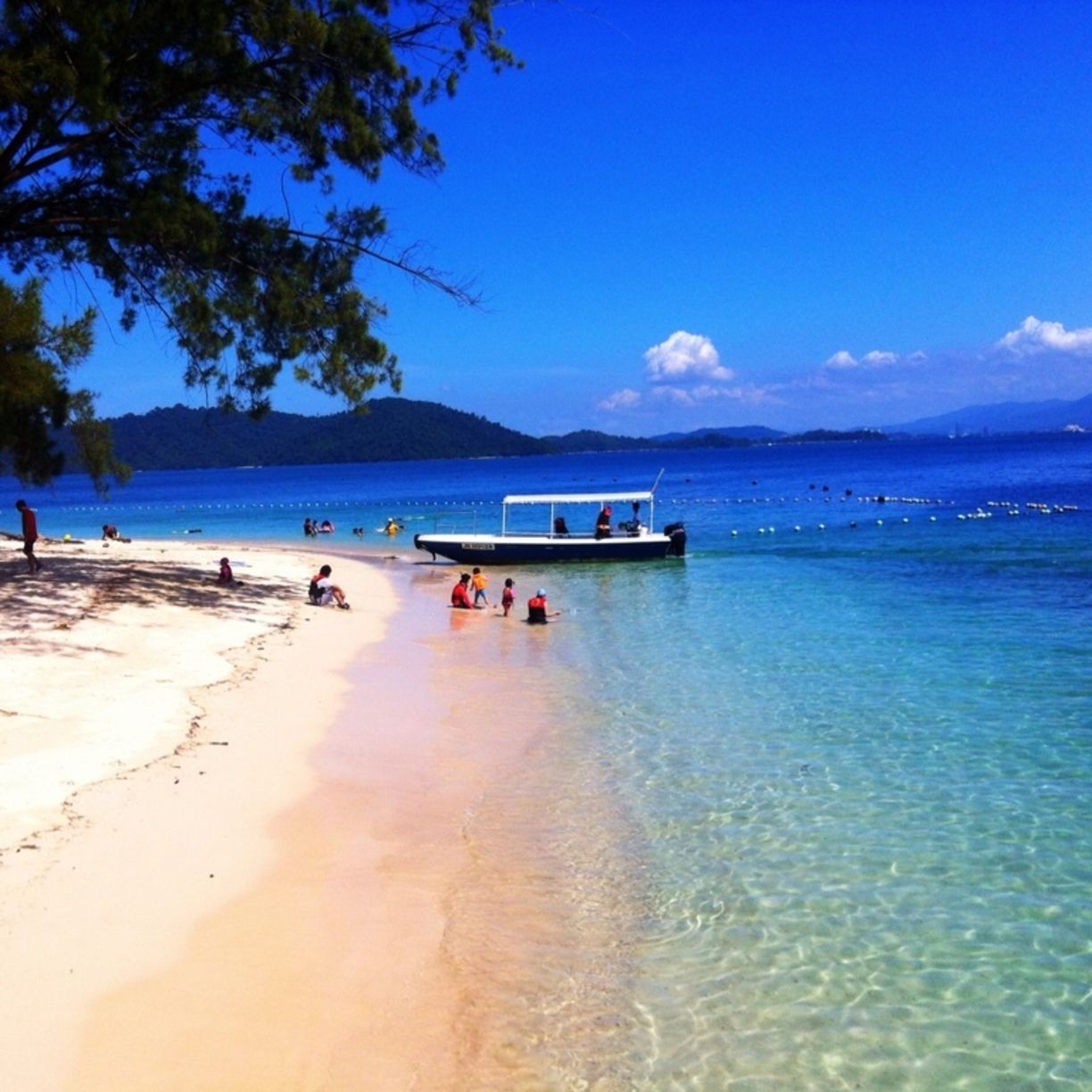 https://mdw-travel-data-us-east-1.s3.amazonaws.com/img/country/Malaysia/Mamutik-Island/img_01.jpg