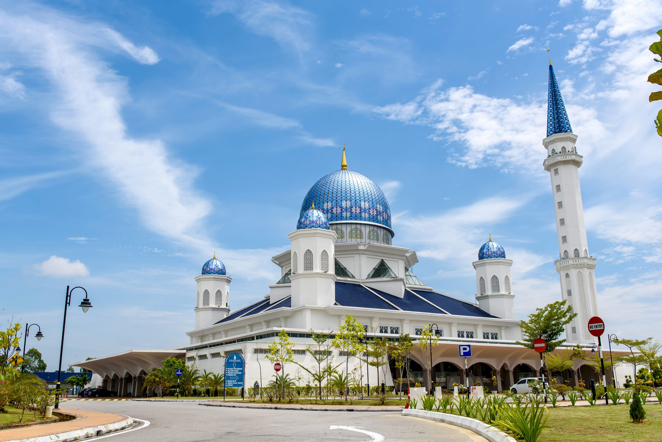 https://mdw-travel-data-us-east-1.s3.amazonaws.com/img/country/Malaysia/Masjid-Abdullah-al-Manan/img_01.jpg