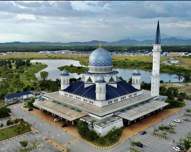 https://mdw-travel-data-us-east-1.s3.amazonaws.com/img/country/Malaysia/Masjid-Abdullah-al-Manan/img_02.jpg