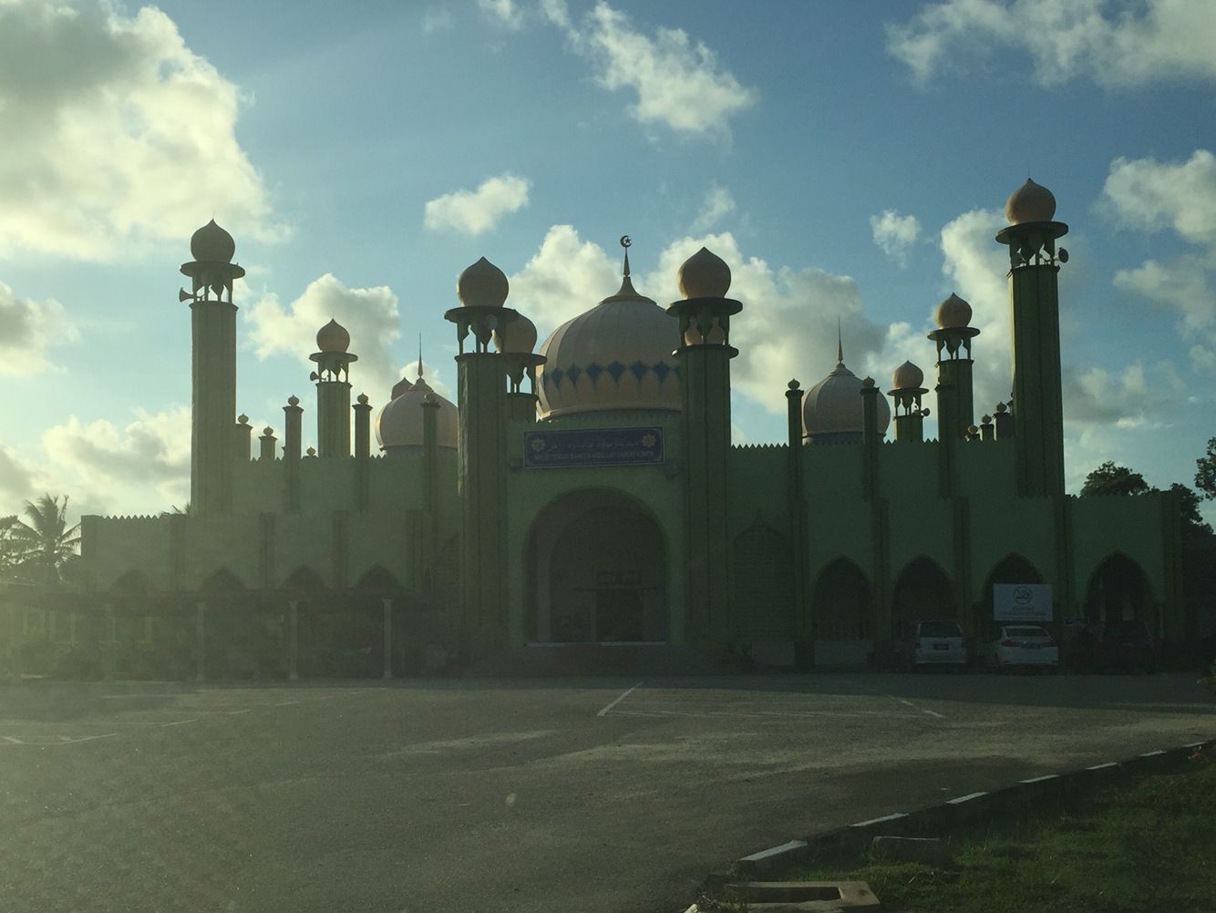 https://mdw-travel-data-us-east-1.s3.amazonaws.com/img/country/Malaysia/Masjid-Tengku-Mahkota-Abdullah/img_03.jpg