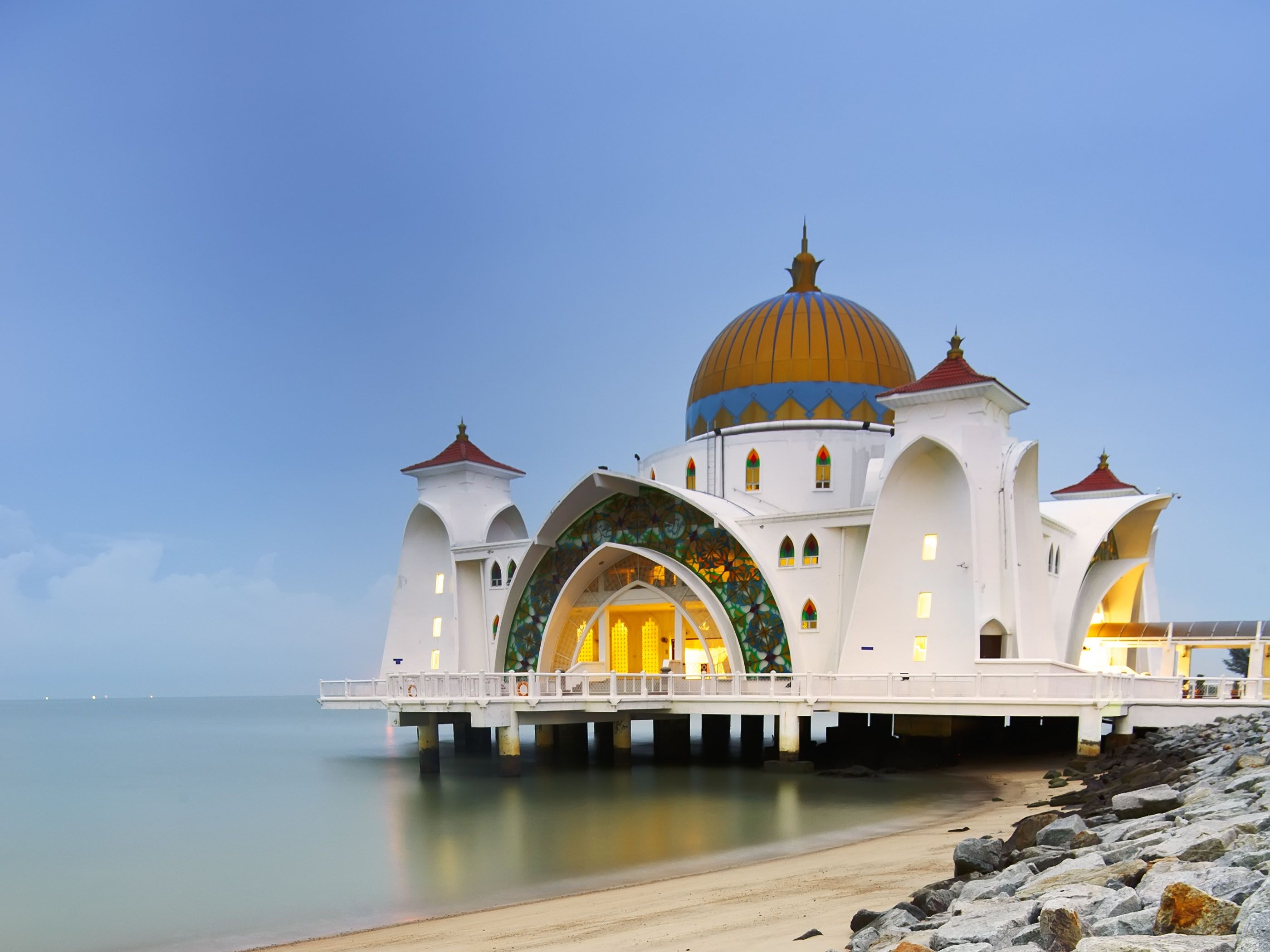 https://mdw-travel-data-us-east-1.s3.amazonaws.com/img/country/Malaysia/Melaka-Straits-Mosque/img_00.jpg