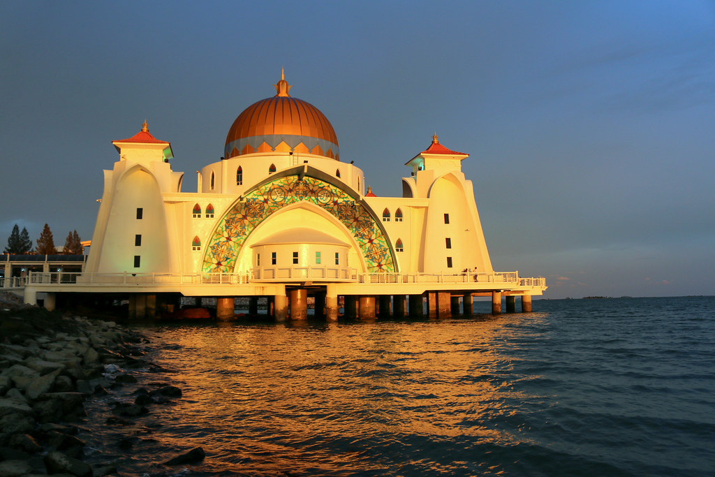 https://mdw-travel-data-us-east-1.s3.amazonaws.com/img/country/Malaysia/Melaka-Straits-Mosque/img_02.jpg