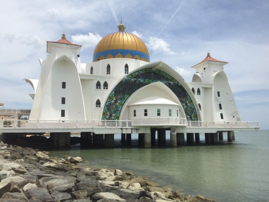 https://mdw-travel-data-us-east-1.s3.amazonaws.com/img/country/Malaysia/Melaka-Straits-Mosque/img_03.jpg