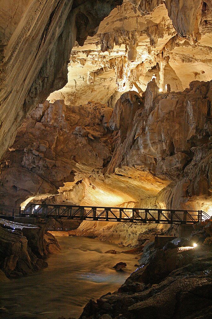 https://mdw-travel-data-us-east-1.s3.amazonaws.com/img/country/Malaysia/Mulu-Caves-National-Park/img_01.jpg