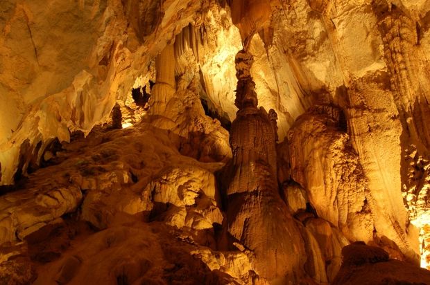 https://mdw-travel-data-us-east-1.s3.amazonaws.com/img/country/Malaysia/Mulu-Caves/img_03.jpg