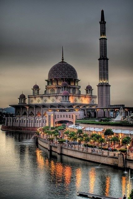 https://mdw-travel-data-us-east-1.s3.amazonaws.com/img/country/Malaysia/National-Mosque-of-Malaysia/img_03.jpg