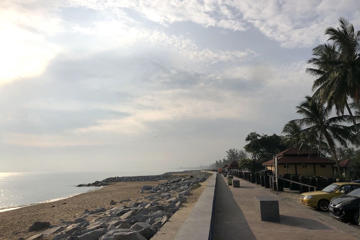 https://mdw-travel-data-us-east-1.s3.amazonaws.com/img/country/Malaysia/Pantai-Cahaya-Bulan--Moonlight-Beach-/img_03.jpg