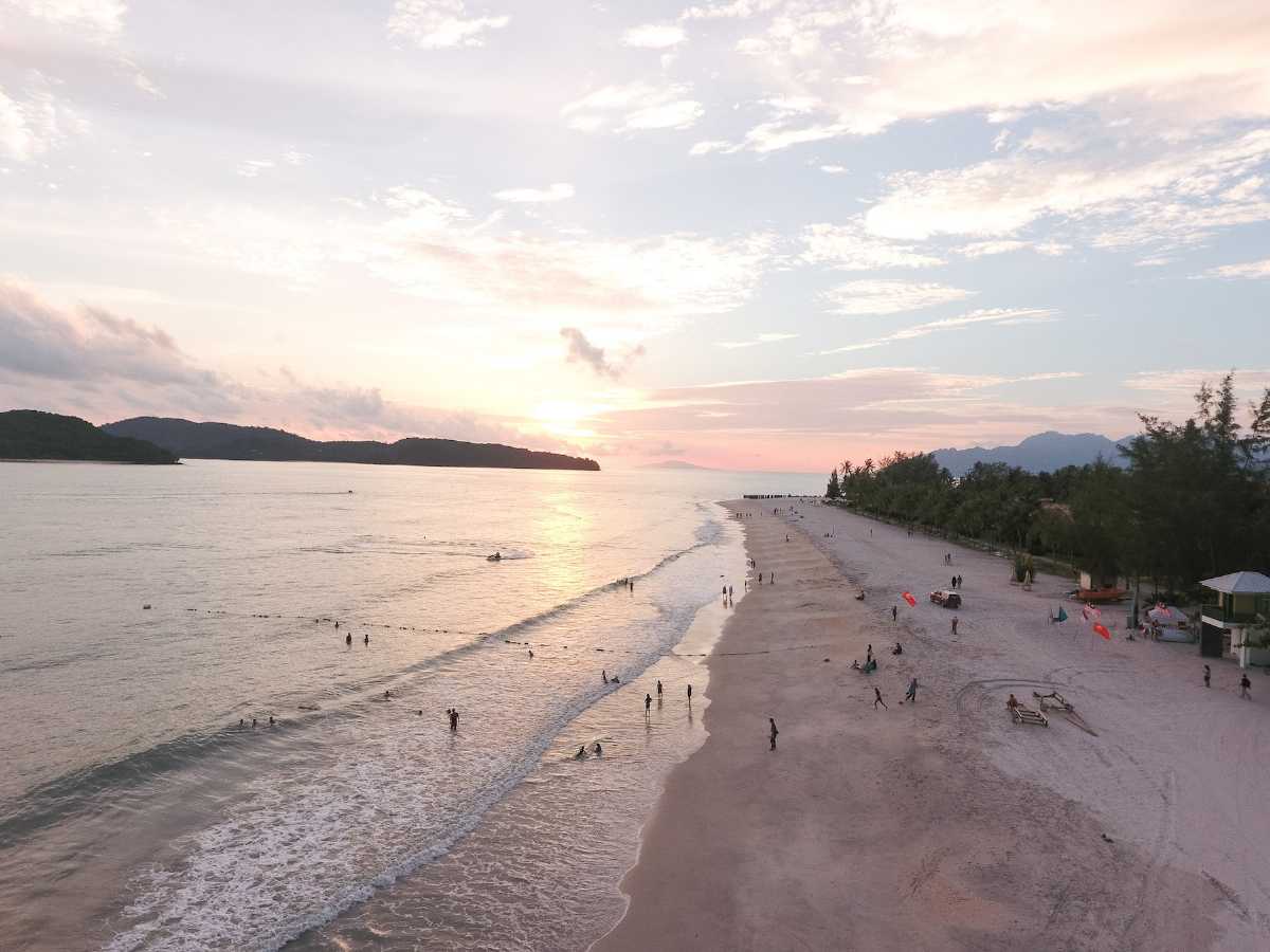 https://mdw-travel-data-us-east-1.s3.amazonaws.com/img/country/Malaysia/Pantai-Cenang/img_00.jpg