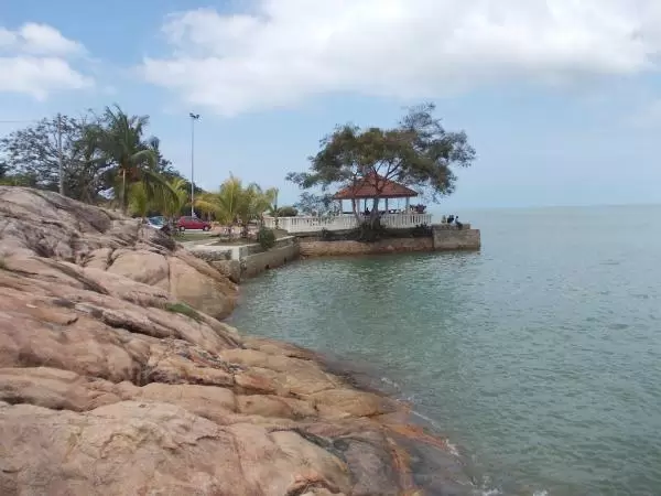 https://mdw-travel-data-us-east-1.s3.amazonaws.com/img/country/Malaysia/Pantai-Minyak-Beku/img_00.jpg