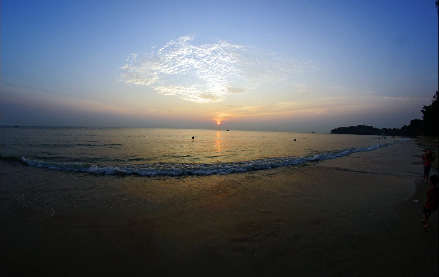 https://mdw-travel-data-us-east-1.s3.amazonaws.com/img/country/Malaysia/Pantai-Teluk-Kemang/img_04.jpg