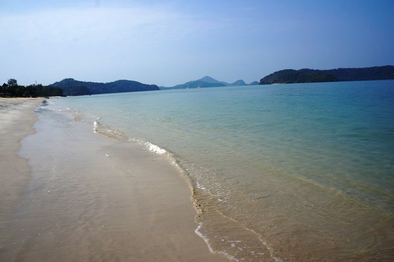 https://mdw-travel-data-us-east-1.s3.amazonaws.com/img/country/Malaysia/Pantai-Tengah/img_03.jpg