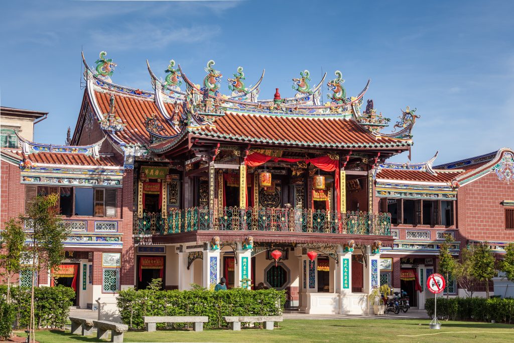 https://mdw-travel-data-us-east-1.s3.amazonaws.com/img/country/Malaysia/Penang-Snake-Temple/img_02.jpg