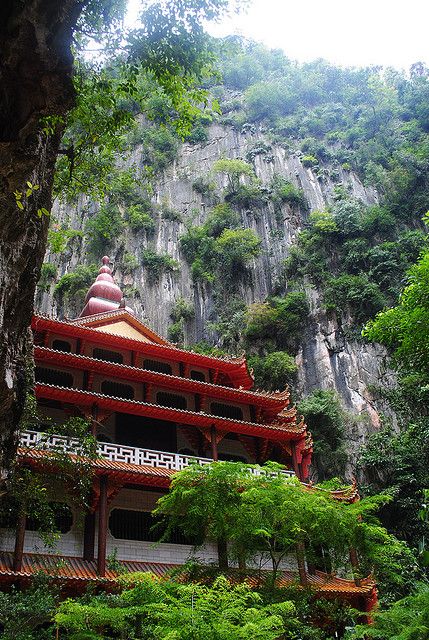 https://mdw-travel-data-us-east-1.s3.amazonaws.com/img/country/Malaysia/Perak-Tong-Cave-Temple/img_02.jpg
