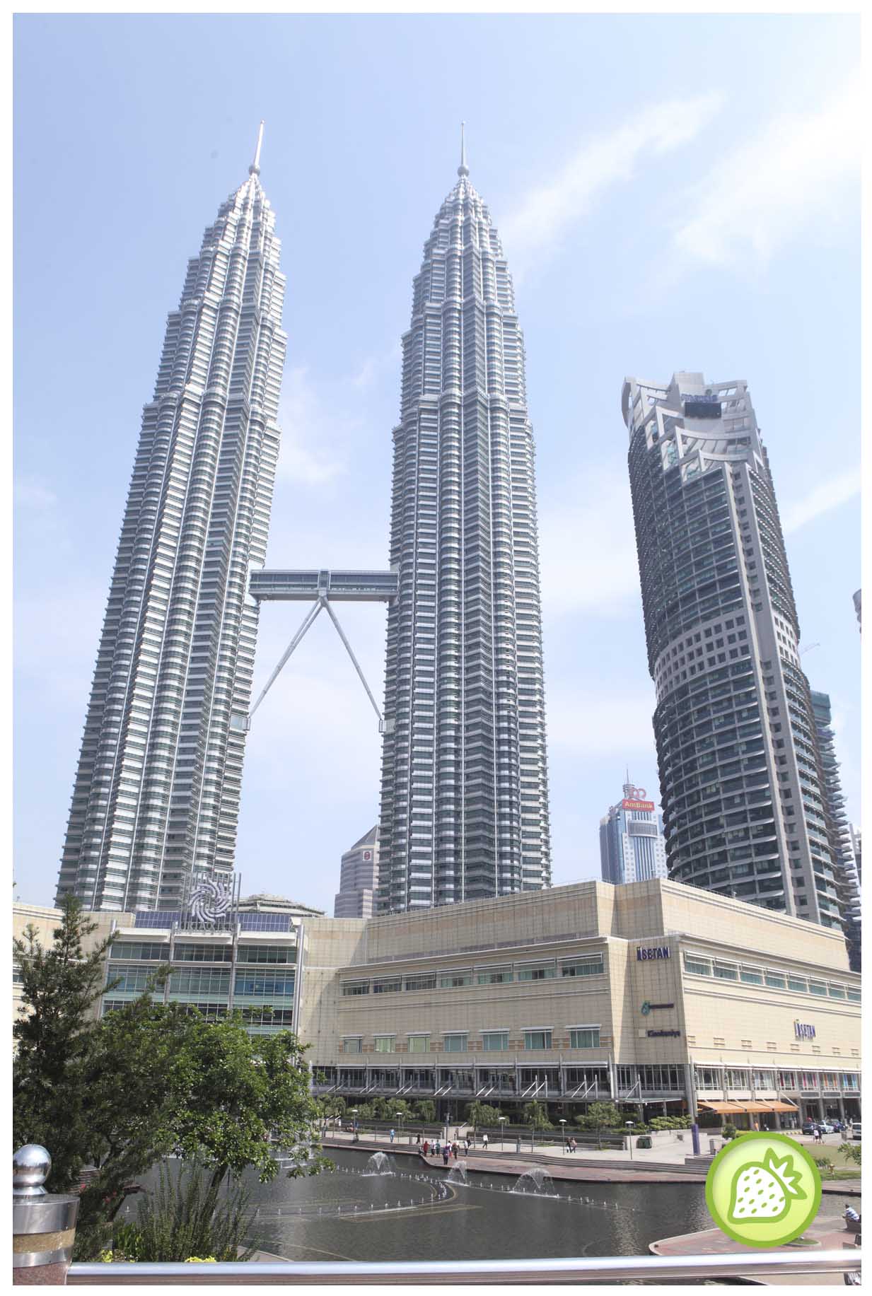https://mdw-travel-data-us-east-1.s3.amazonaws.com/img/country/Malaysia/Petronas-Twin-Towers/img_01.jpg