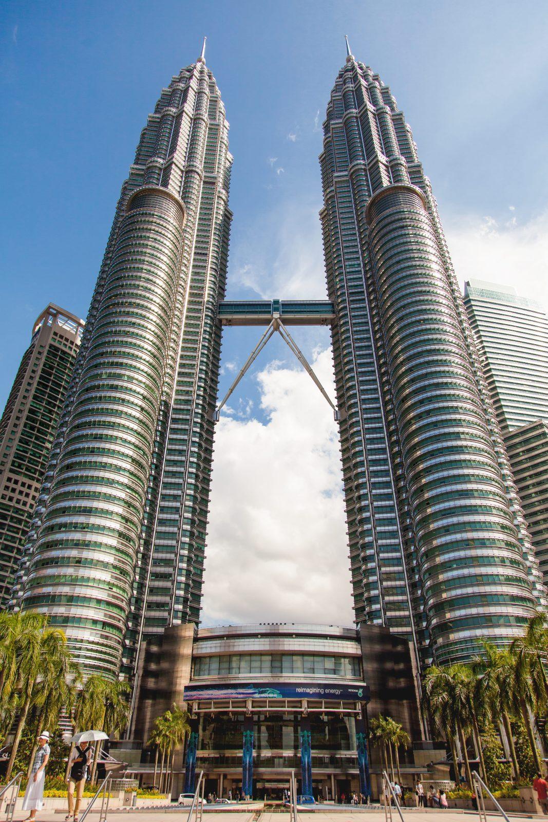 https://mdw-travel-data-us-east-1.s3.amazonaws.com/img/country/Malaysia/Petronas-Twin-Towers/img_02.jpg