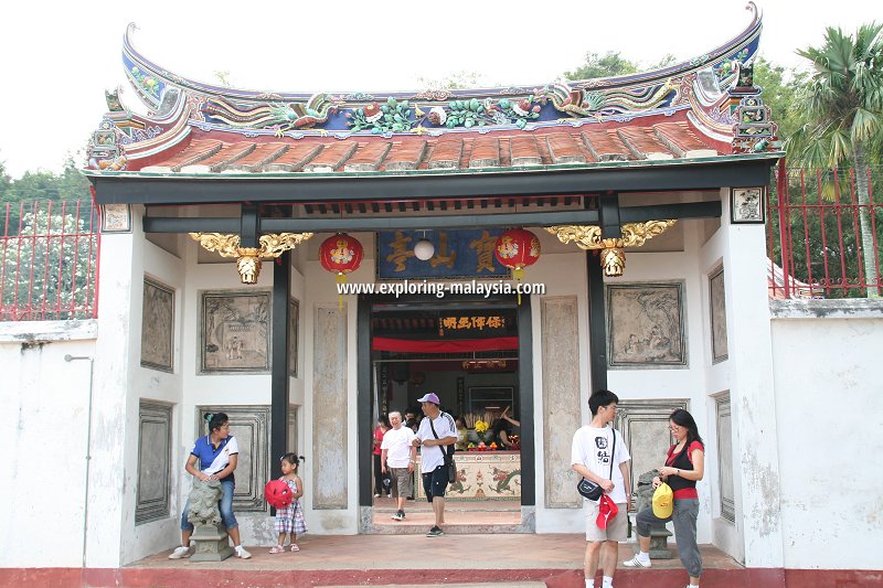 https://mdw-travel-data-us-east-1.s3.amazonaws.com/img/country/Malaysia/Poh-San-Teng-Temple/img_01.jpg