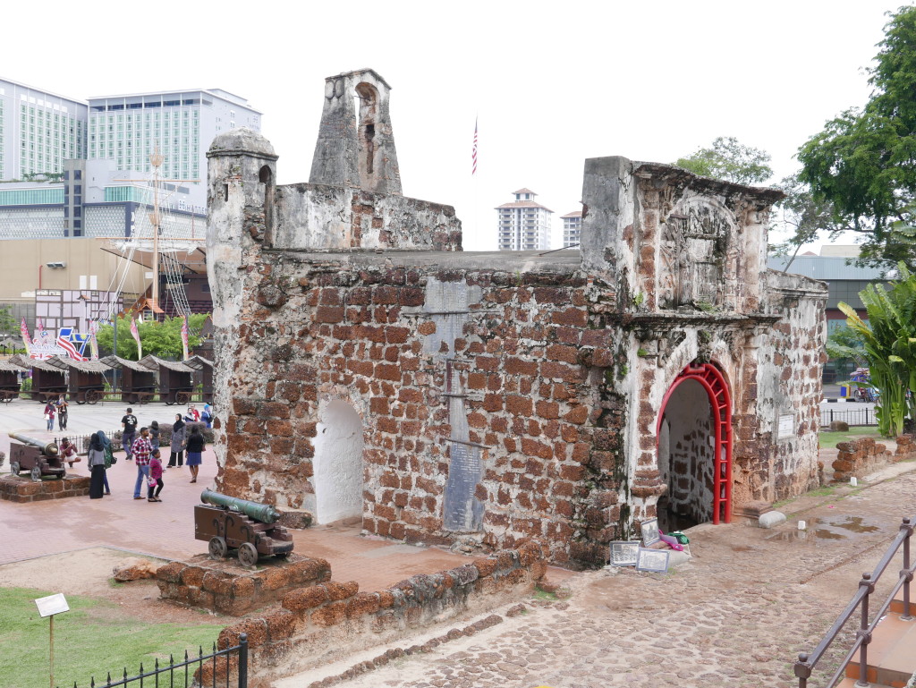 https://mdw-travel-data-us-east-1.s3.amazonaws.com/img/country/Malaysia/Porta-de-Santiago/img_02.jpg
