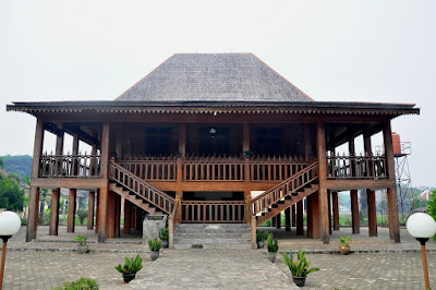 https://mdw-travel-data-us-east-1.s3.amazonaws.com/img/country/Malaysia/Rumah-Limas/img_02.jpg