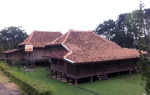 https://mdw-travel-data-us-east-1.s3.amazonaws.com/img/country/Malaysia/Rumah-Limas/img_03.jpg