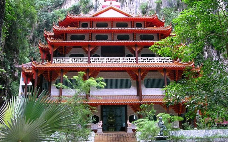 https://mdw-travel-data-us-east-1.s3.amazonaws.com/img/country/Malaysia/Sam-Poh-Tong-Temple/img_00.jpg